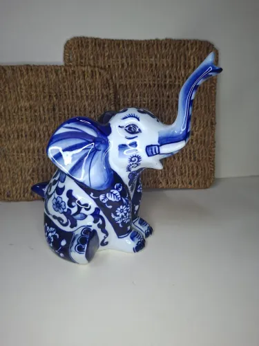 Elefante em porcelana pintado a mão