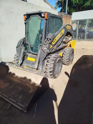 Mini Carregadeira New Holland L230 - Vende-se