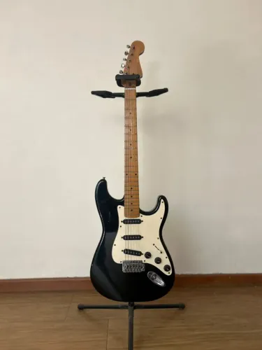 ? Guitarra Stratocaster Preta de 1998