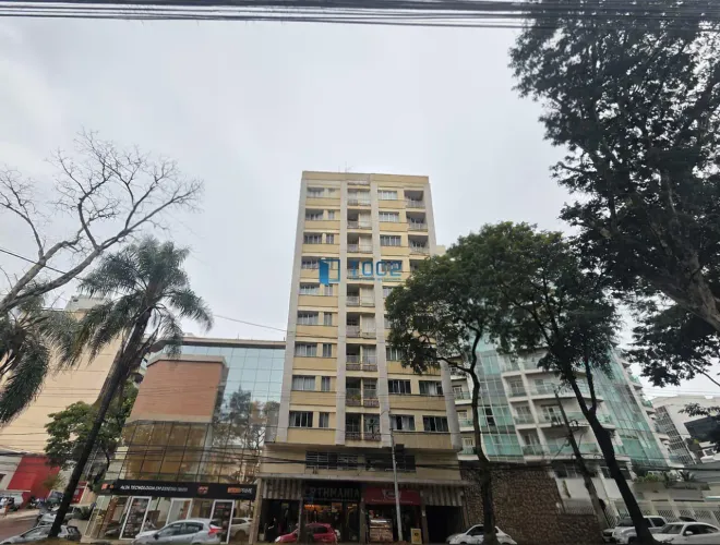 Apartamento amplo e com ótima localização para alugar na Av Barão do Rio Branco, bairro Al