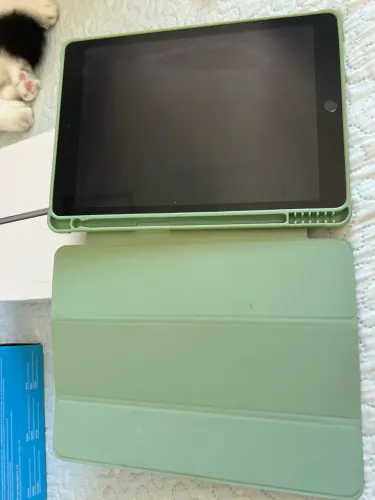 iPad 9ª Geração 64GB Wi-Fi + Teclado, Mouse, Capa e Caixa