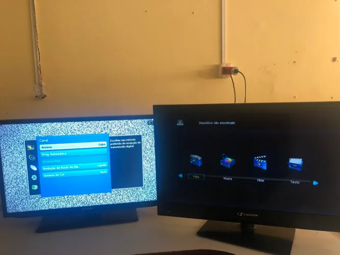 Duas tvs uma buster e outra Samsung