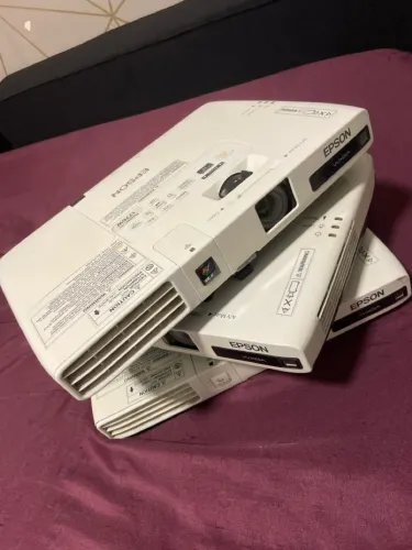 3 projetores Epson PowerLite 1776W (também chamado EB-1776W)