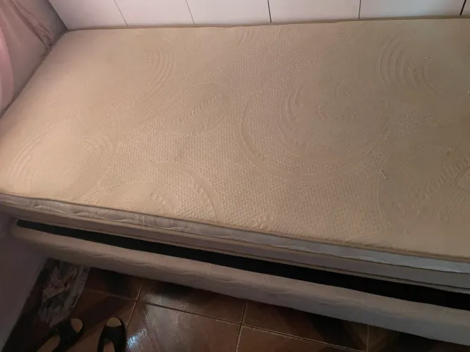 Cama com base em ótimo estado