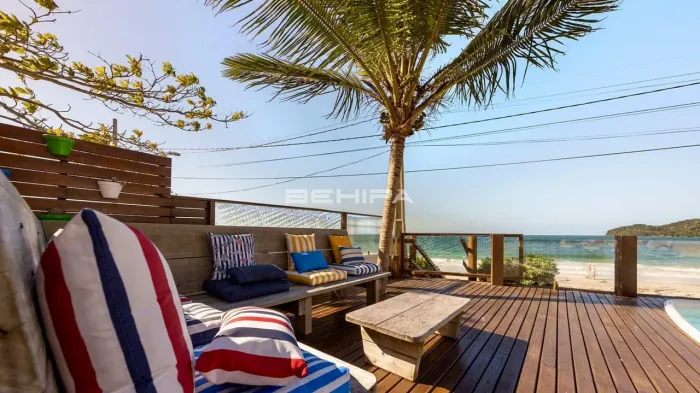 Casa Beira Mar com Piscina na Praia do Centro - Bombinhas