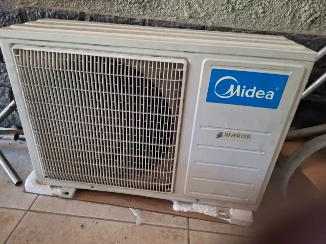 Vendo ar midea a condensadora está perfeita funcionando.aoutra parte está com está placa q