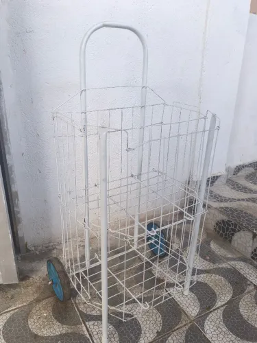 Carrinho de feira em perfeito estado