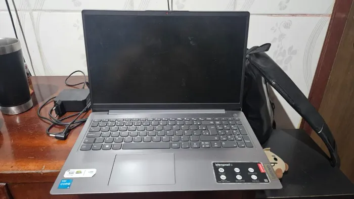 Notebook Lenovo<br>Ideapad i3<br>4GB memória <br>256Gb ssd<br>3 anos de uso em bom estado