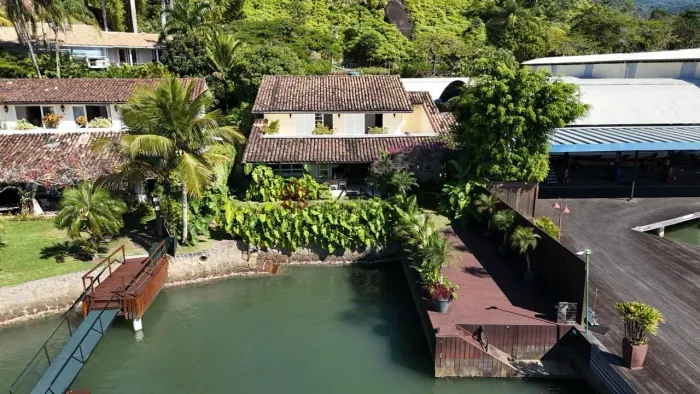 Casa Frente Mar no Iate Clube de Santos com 8 Suítes e Deck Privativo