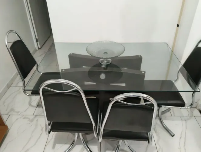 Mesa de 6 Lugares c/ 4 Cadeiras