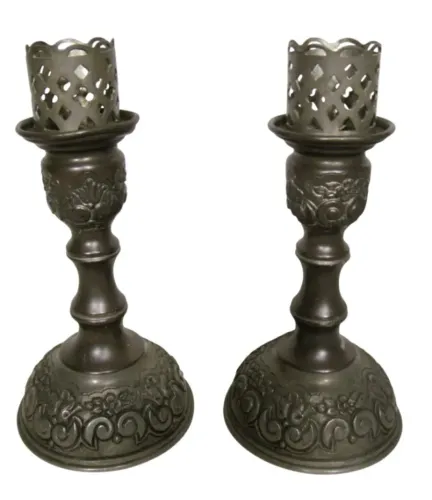 Par Antigos belos castiçais em Estanho/Pewter cinzelado por conchas arabescos e folhagens*