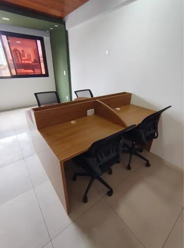 Gabinete ilha para 4 pessoas com 4 cadeiras 