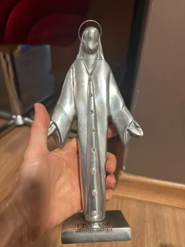 Estátua de Jesus em metal com pedras