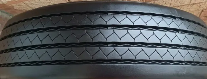 Pneu 275/80 r22 - 1a recapagem