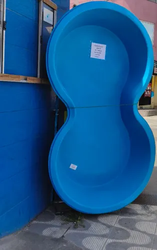 Piscina tipo feijão.