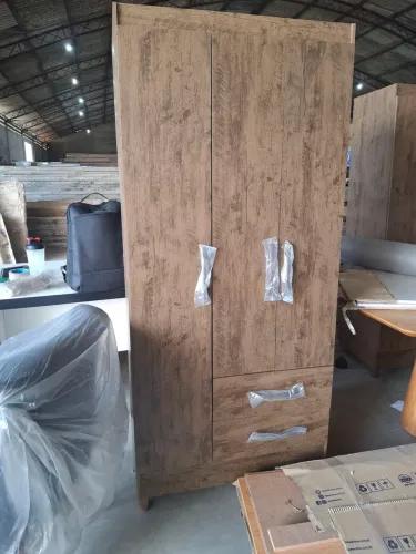 Guarda-roupa espaçoso solteiro