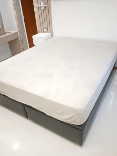 Cama Queen tipo baú com colchão Ortobom