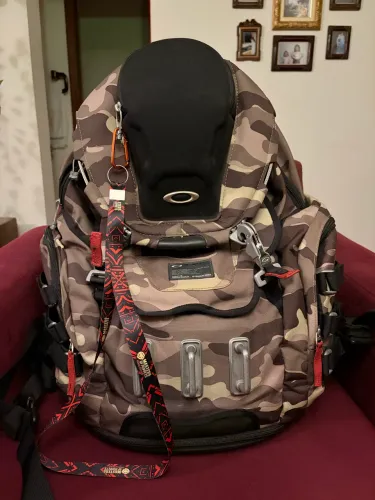 mochila oakley kitchen camuflada