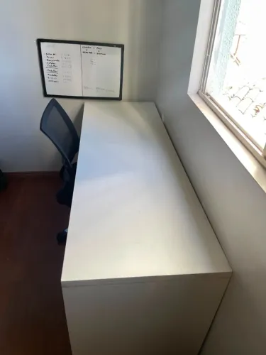 mesa de escritorio com cadeira