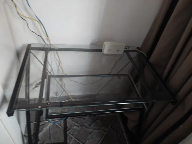 Mesa de vidro para computador.