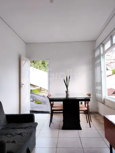 Casa Residencial de 2 quartos com 82m² na Agronômica