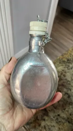 Cantil militar antigo em alumínio