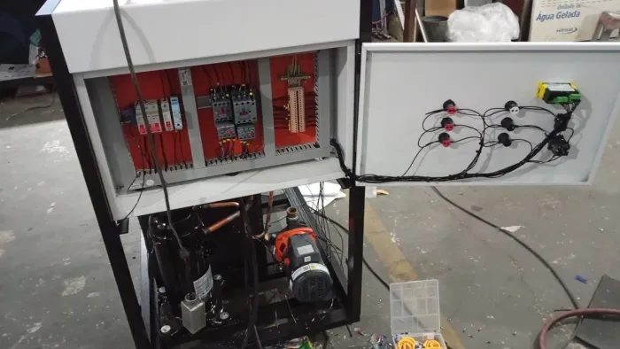 Eletricista montador de painel de comandos elétricos