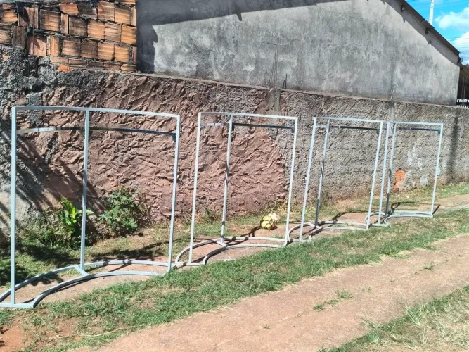 Arara de roupas 5  para loja de roupas cabideiro com barra cromada e regulador de altura 