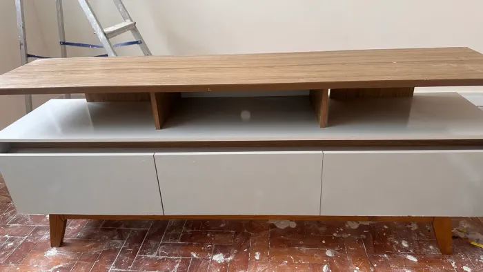 Rack para TV branco e amadeirado com 3 portas