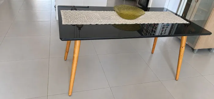 Mesa de vidro com tampo de vidro, pés de madeira maciça