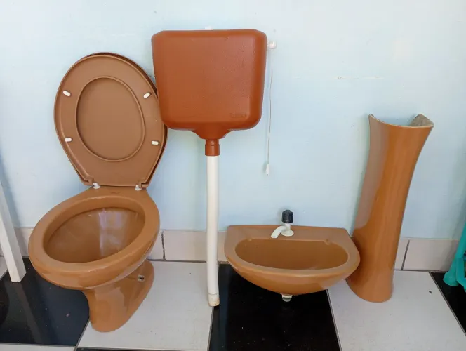 Jogo de louça sanitário usado nem conservado 