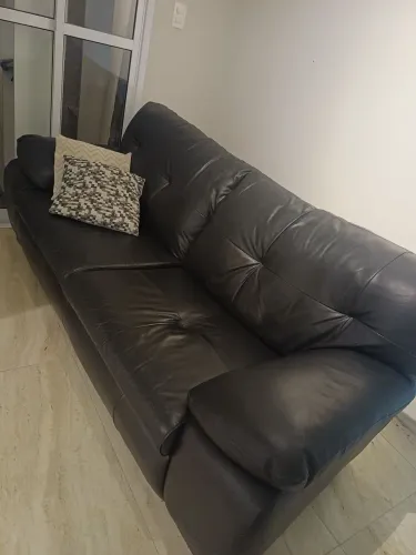 Sofá em couro legítimo 3 lugares