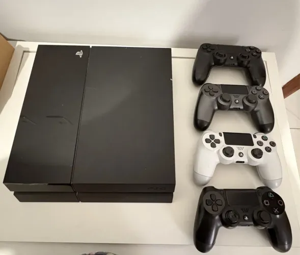 PlayStation 4 500GB + 4 jogos + 4 controles + transformador 