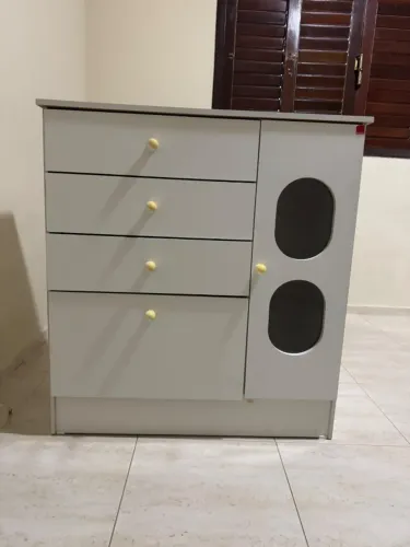 Cômoda em perfeito estado, disponível para venda