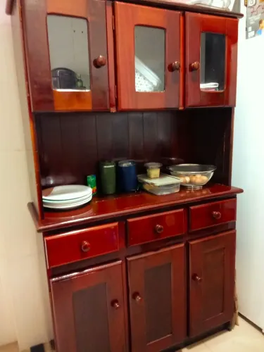 Armário de cozinha de madeira envernizado
