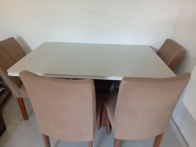 Vendo messa com 4 cadeira 1 com encosto ruim