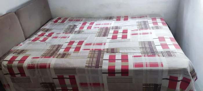 Cama de casal e cabeceira