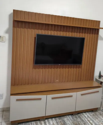 Painel ripado com rack integrado, design moderno e sofisticado.