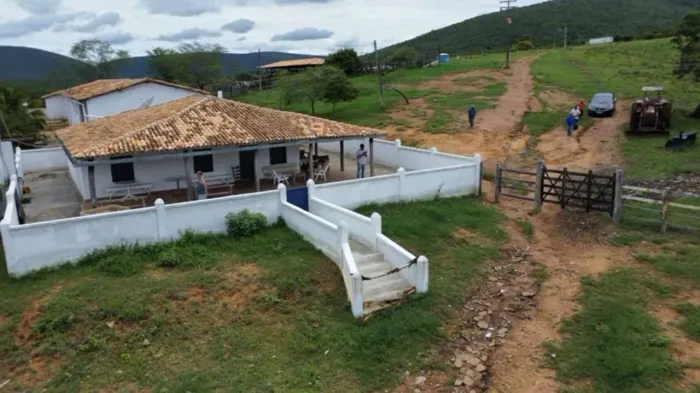Fabulosa fazenda de 2055t com uma excelente casa e curral completo frente a Br 116