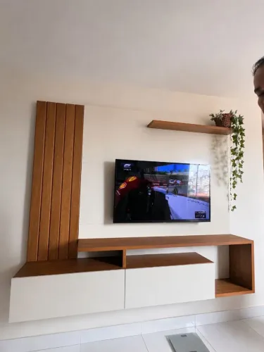 Painel com Rack Suspenso Moderno (Ripado e Off-White) - ESTADO DE NOVO!