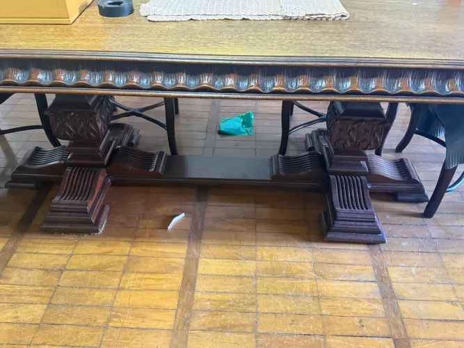 vendo mesa de madeira com os pés trabalhados e seis cadeiras