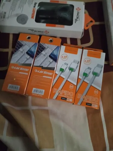 Carregador e fone de ouvido