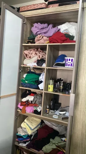 Guarda roupas com espelho nas portas 
