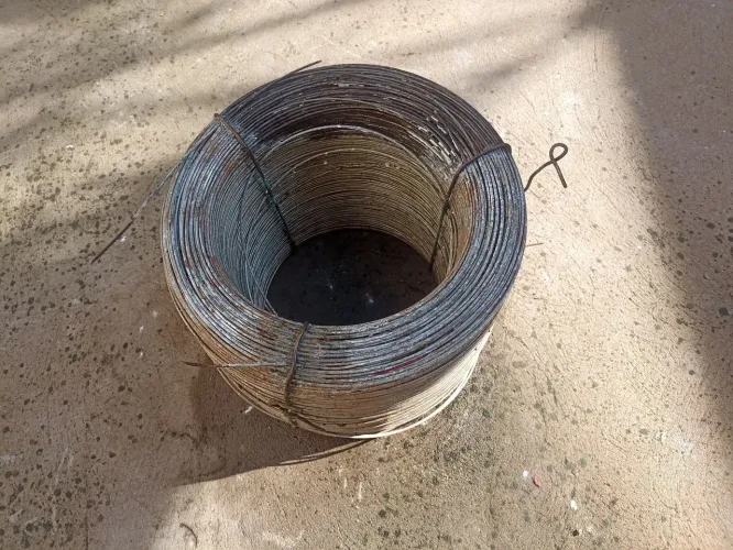 Vendo arame liso Pará serca  ou demais   fone *   300 metros  de. arame f. 9924083