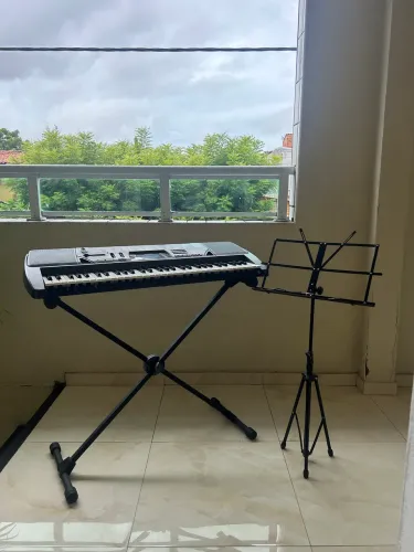 Teclado Casio e pedestal partitura
