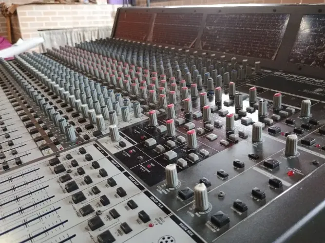 MESA BERHINGER EURODESK SX4882