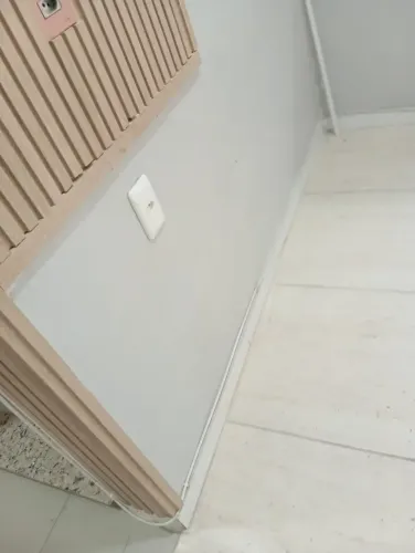 Sala ampla e decorada em cascadura