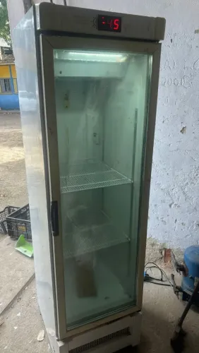 Geladeira expositora com tampo de vidro