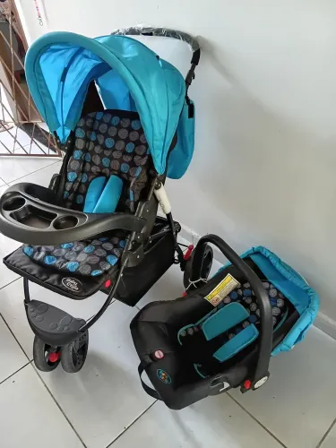 Vende-se bebe conforto e carrinho de bebe 