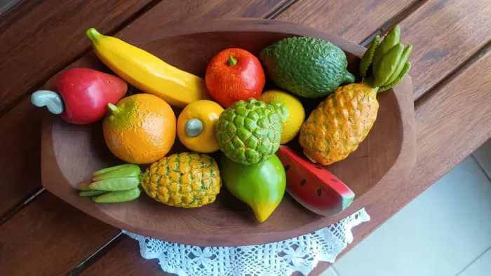 Frutas em cerâmica pintadas à mão. 11 unidades. Não acompanha gamela de madeira